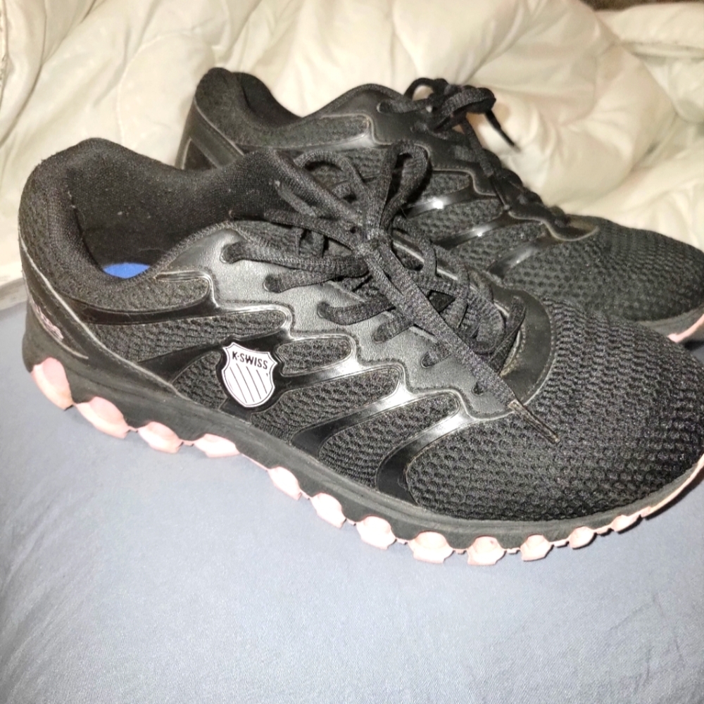 200 Training Shoe, Black/ Cherry Blossom USA Sz 9